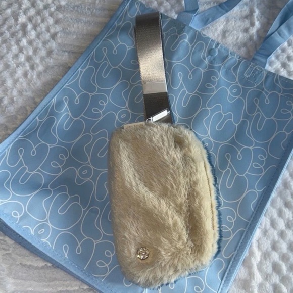 🆕 LULULEMON Everywhere Belt Bag Plush Fleece *Rhinestone Logo! NEW Ivory/Gold - Picture 17 of 17